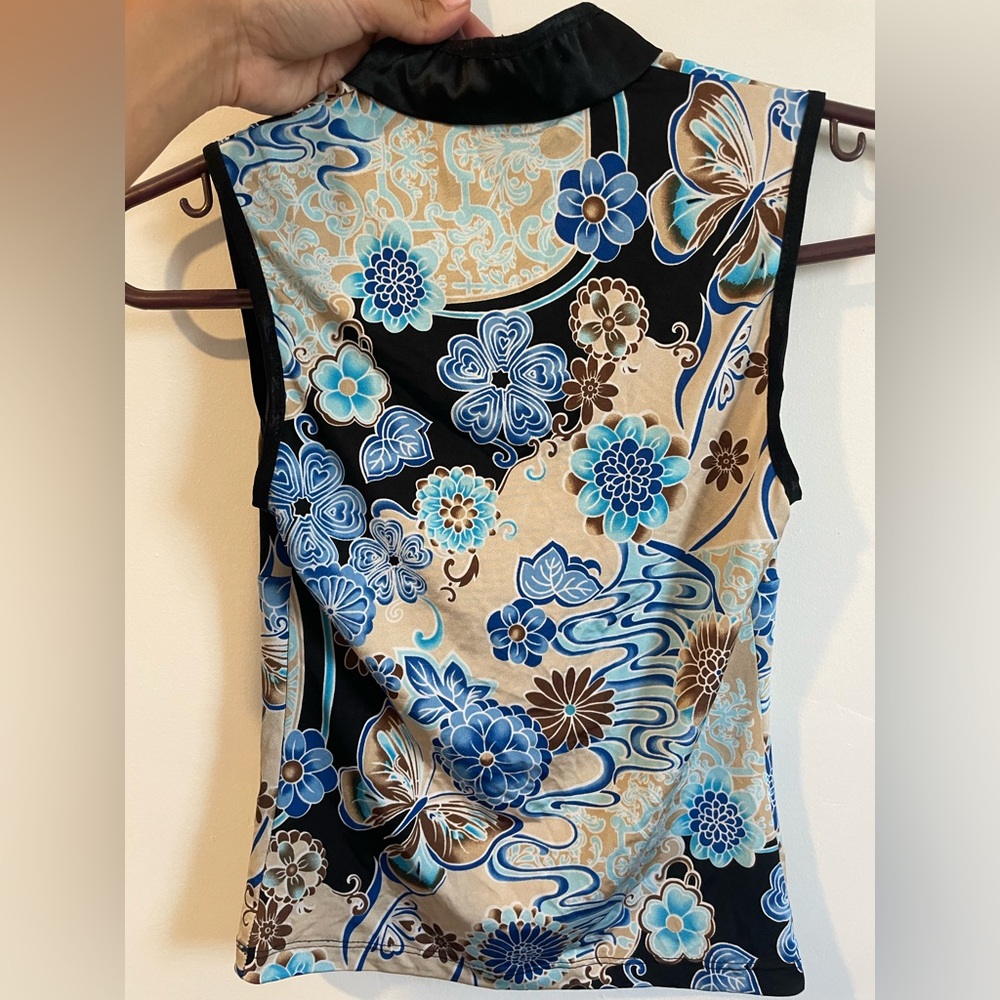 Floral Blue & Beige V-Neck - Picture 2 of 3